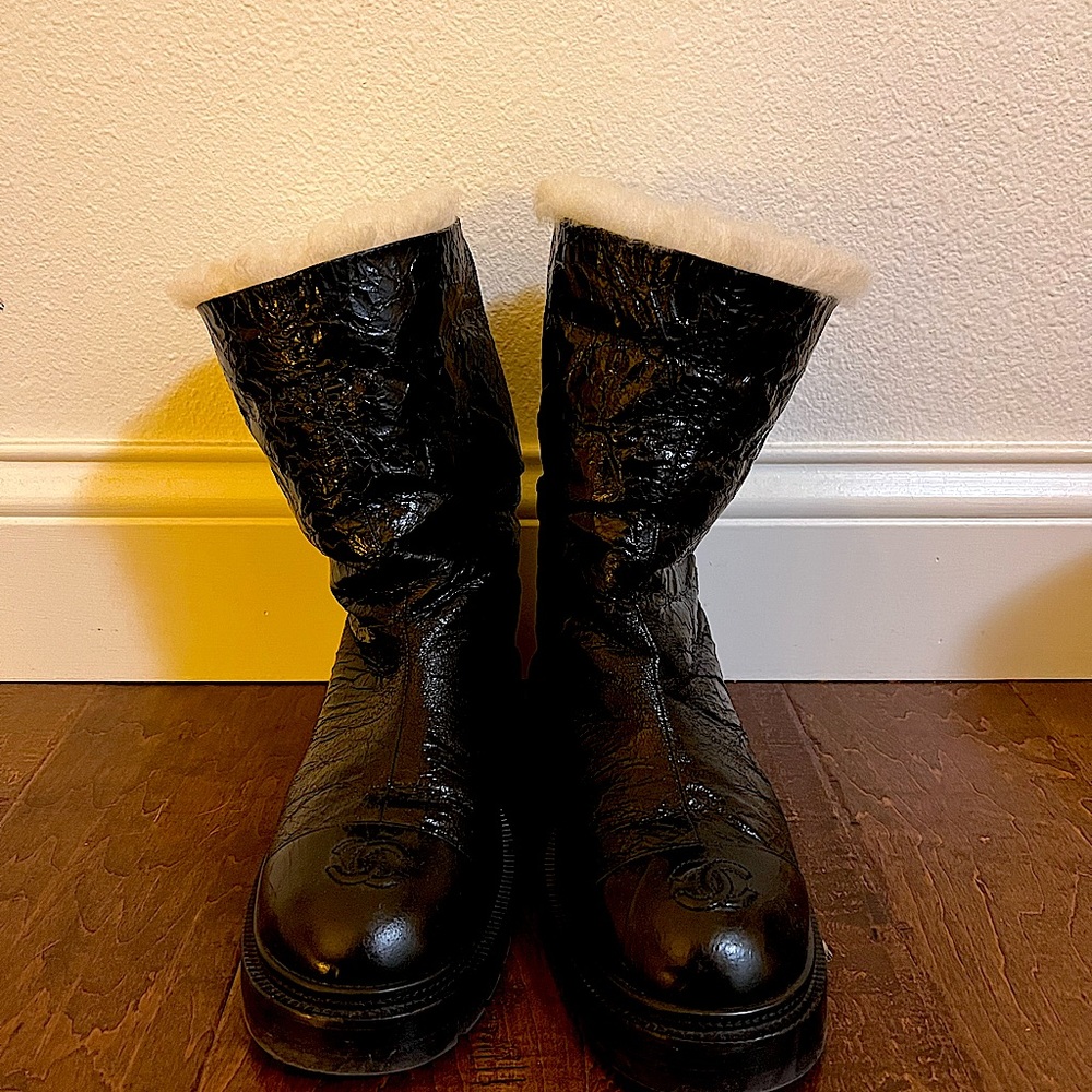 Chanel 2020 boots, crinkled leather shearling inside